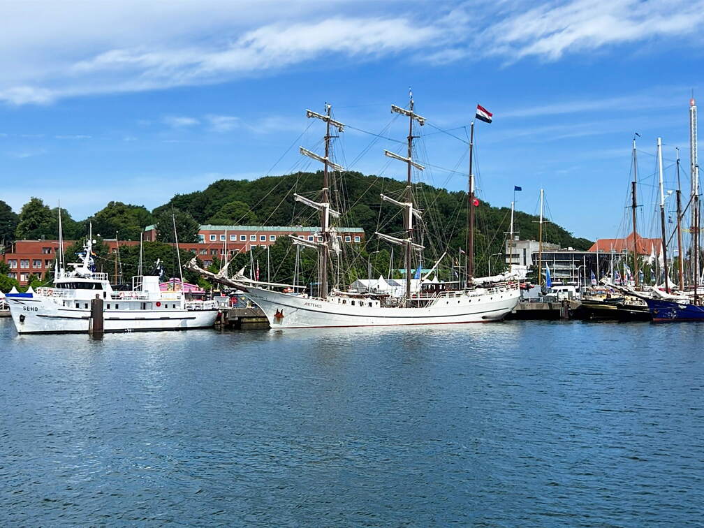 5933F911-4C8C-4948-AD4D-3700626871C3